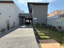 Belíssima casa com piscina e bom espaço interno