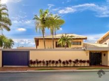 Sobrado com quadra de esportes e piscina no Bela Vista