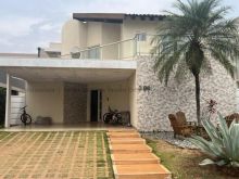 Sobrado em terreno amplo com 04 suítes e planejados