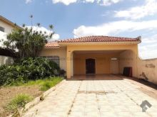 Casa com aptidão comercial - vagas de estacionamento