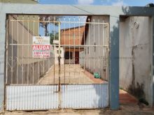 Casa térrea 02 quartos - fundos