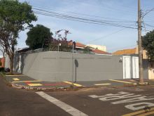 Casa de esquina bem localizada