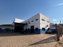 Salão comercial amplo na saída para São Paulo