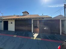 Casa usada com 4 quartos sendo 2 em um terreno só