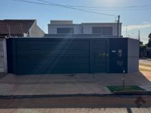 Casa moderna localizada no bairro Pioneiros