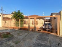 Casa com terreno grande no fundo e área coberta