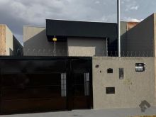 Casa funcional e moderna em rua tranquila