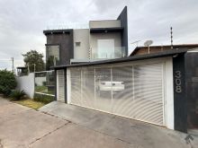 Sobrado moderno com espaço de terreno