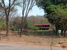 Terreno de esquina com 2.500 m²