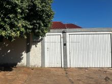 Casa em terreno único com piscina