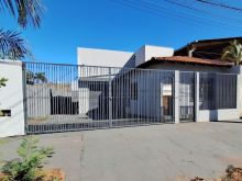 Próximo às avenidas Fábio Zahran e Costa e Silva