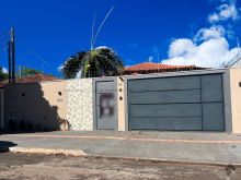 Com piscina e varanda gourmet - pronta para morar