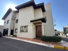 Linda casa com área de lazer completa