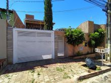 Com quatro quartos - escritório e piscina aquecida