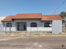 Casa de esquina com quintal