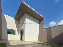 Linda casa ampla com suíte - churrasqueira e garagem coberta