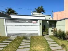 Linda casa com amplo espaço e em frente a reserva