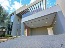 Sobrado de luxo com closet - piscina e escritório