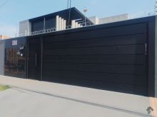 Linda casa médio padrão com piscina