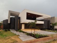 Casa térrea com quatro suítes na melhor localização