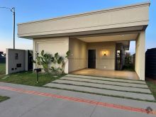 Linda casa com amplo quintal