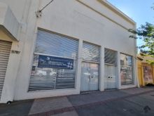 Salão com porta de vidro - divisória e banheiro