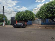 Terreno grande com dois salões comerciais e casa