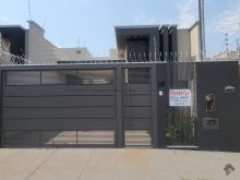 Casa térrea de alto padrão - 3 suítes e piscina