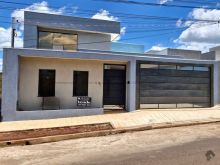 Casa térrea de alto padrão com piscina