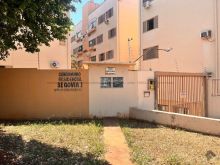 Apartamento com três quartos no quarto andar