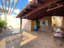 Linda casa com localização privilegiada