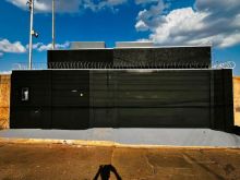 Casa com pé-direito duplo e ótimo acabamento