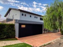 Sobrado espaçoso em bairro nobre