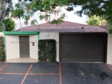 Casa de esquina com área total de 1.083 m²