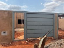 2 quartos sendo 1 suíte - garagem coberta e quintal