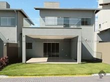 Sobrado em condomínio com 3 suítes e quintal