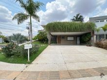 Sobrado de esquina - na frente da praça