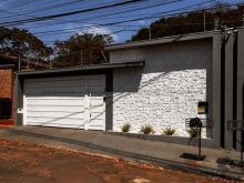 Casa térrea com acesso para a Praça Itanhangá