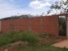 Terreno todo murado a 50 mts do asfalto