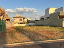 Terreno plano e bem localizado no condomínio