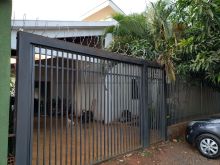 Casa espaçosa com estrutura para sobrado