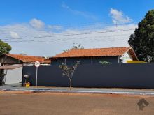 Casa de esquina com 03 quartos