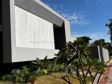 Luxuosa casa decorada com amplo living e espaço gourmet