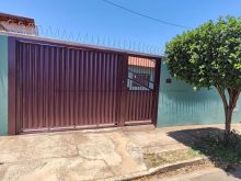 Casa ampla e confortável em frente a escola