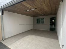 Casa reformada com suíte - 3 vagas de garagem