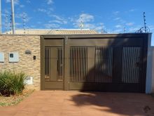 Casa ampla com edícula