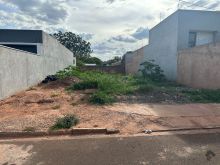 Terreno murado no asfalto