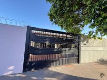 Casa com terreno grande - edícula no fundo