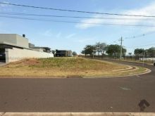 Lote alto e plano em frente à área de lazer