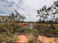 Excelente terreno plano a uma quadra praça